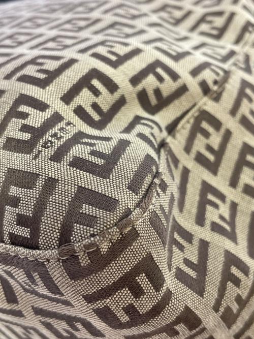 FENDI（フェンディ）FENDI (フェンディ) ショルダーバッグ ベージュの古着・服飾アイテム