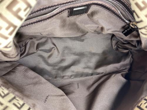 FENDI（フェンディ）FENDI (フェンディ) ショルダーバッグ ベージュの古着・服飾アイテム