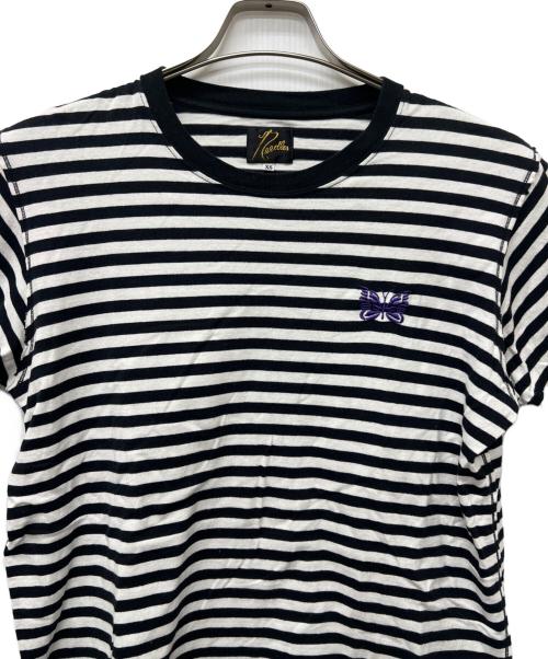 Needles（ニードルズ）Needles (ニードルズ) S/S Papillion Emb. Tee - Cotton Jersey / Stripe ブラック×ホワイト サイズ:ＸＳの古着・服飾アイテム