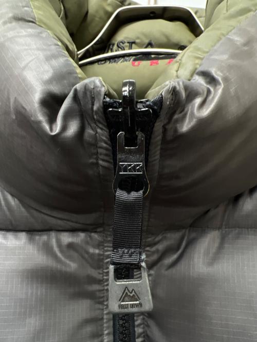 FIRST DOWN（ファーストダウン）FIRST DOWN (ファーストダウン) リバーシブルダウンジャケット グレー×カーキ サイズ:Ｌの古着・服飾アイテム