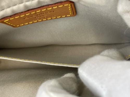 LOUIS VUITTON（ルイ ヴィトン）LOUIS VUITTON (ルイ ヴィトン) ショルダーバッグ グレーの古着・服飾アイテム