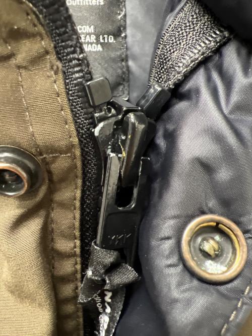 CANADA GOOSE（カナダグース）CANADA GOOSE (カナダグース) ダウンベスト オリーブ サイズ:Mの古着・服飾アイテム