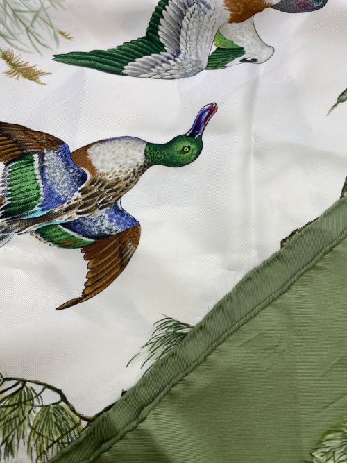 HERMES（エルメス）HERMES (エルメス) スカーフ ホワイト×グリーンの古着・服飾アイテム