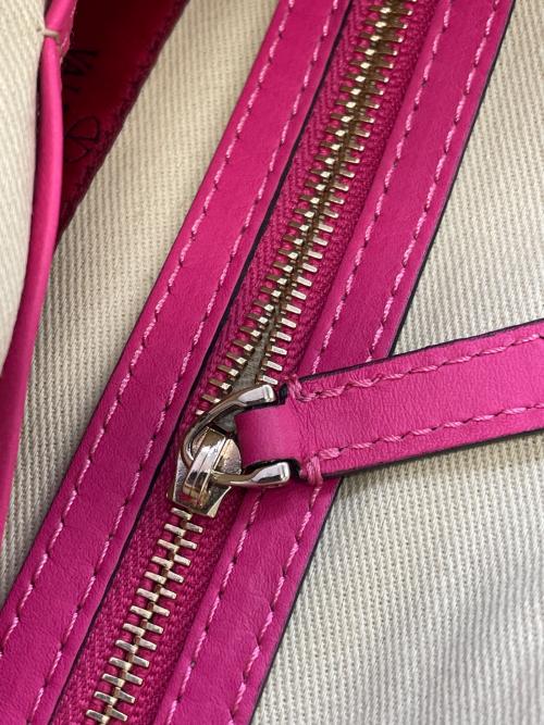 VALENTINO（ヴァレンティノ）VALENTINO (ヴァレンティノ) クラッチバッグ ショッキングピンクの古着・服飾アイテム