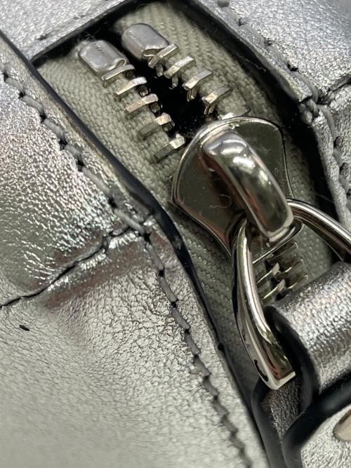 VALENTINO GARAVANI（ヴァレンティノ・ガラヴァーニ）VALENTINO GARAVANI (ヴァレンティノ・ガラヴァーニ) スタッズ型ショルダーポーチ シルバーの古着・服飾アイテム