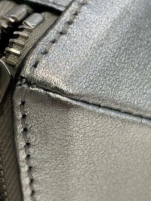 VALENTINO GARAVANI（ヴァレンティノ・ガラヴァーニ）VALENTINO GARAVANI (ヴァレンティノ・ガラヴァーニ) スタッズ型ショルダーポーチ シルバーの古着・服飾アイテム