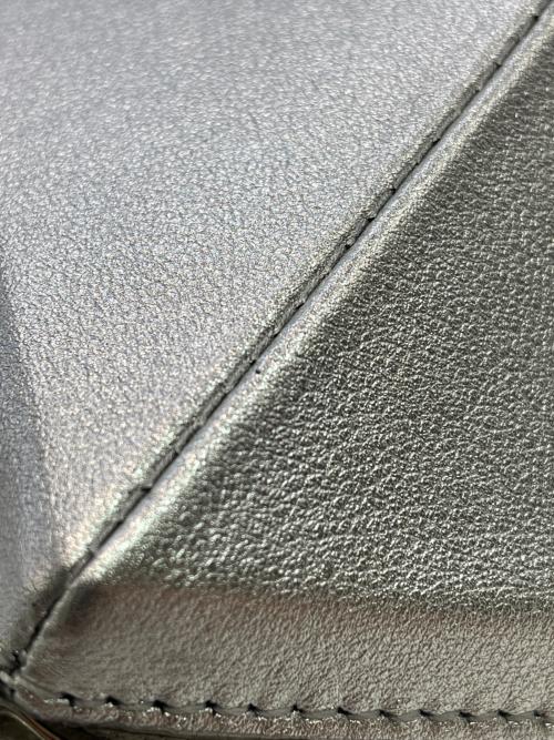 VALENTINO GARAVANI（ヴァレンティノ・ガラヴァーニ）VALENTINO GARAVANI (ヴァレンティノ・ガラヴァーニ) スタッズ型ショルダーポーチ シルバーの古着・服飾アイテム