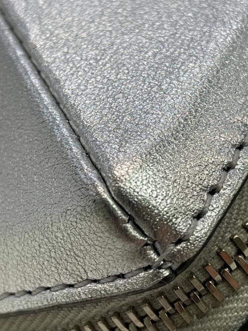 VALENTINO GARAVANI（ヴァレンティノ・ガラヴァーニ）VALENTINO GARAVANI (ヴァレンティノ・ガラヴァーニ) スタッズ型ショルダーポーチ シルバーの古着・服飾アイテム