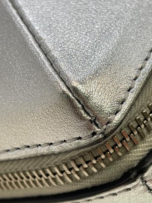 VALENTINO GARAVANI（ヴァレンティノ・ガラヴァーニ）VALENTINO GARAVANI (ヴァレンティノ・ガラヴァーニ) スタッズ型ショルダーポーチ シルバーの古着・服飾アイテム