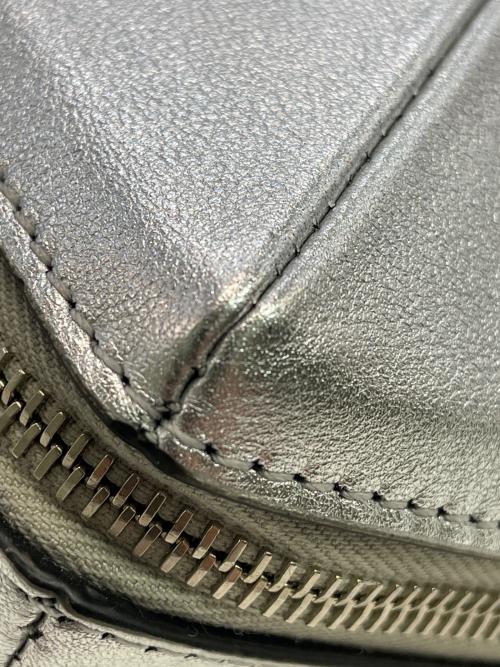 VALENTINO GARAVANI（ヴァレンティノ・ガラヴァーニ）VALENTINO GARAVANI (ヴァレンティノ・ガラヴァーニ) スタッズ型ショルダーポーチ シルバーの古着・服飾アイテム