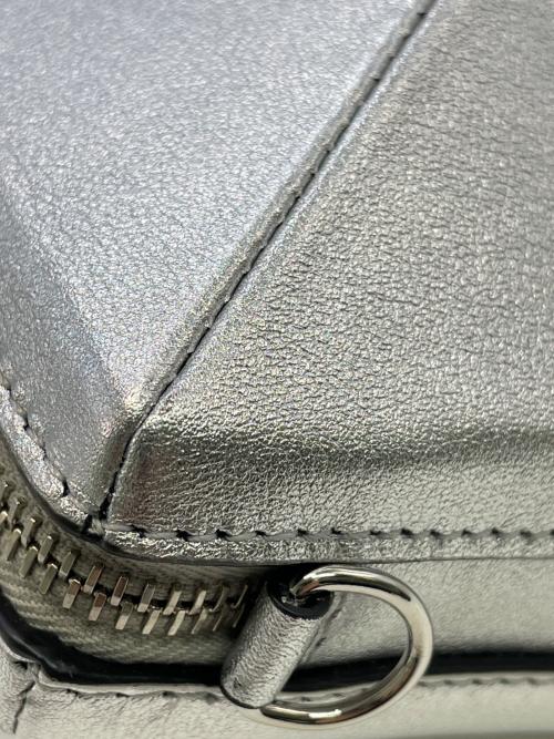 VALENTINO GARAVANI（ヴァレンティノ・ガラヴァーニ）VALENTINO GARAVANI (ヴァレンティノ・ガラヴァーニ) スタッズ型ショルダーポーチ シルバーの古着・服飾アイテム