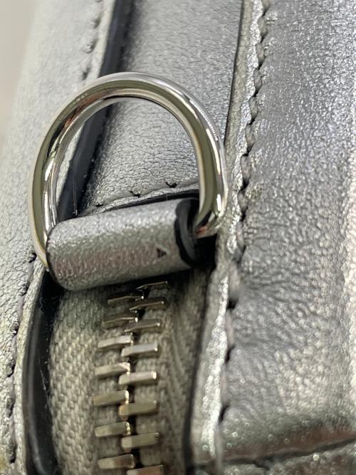 VALENTINO GARAVANI（ヴァレンティノ・ガラヴァーニ）VALENTINO GARAVANI (ヴァレンティノ・ガラヴァーニ) スタッズ型ショルダーポーチ シルバーの古着・服飾アイテム