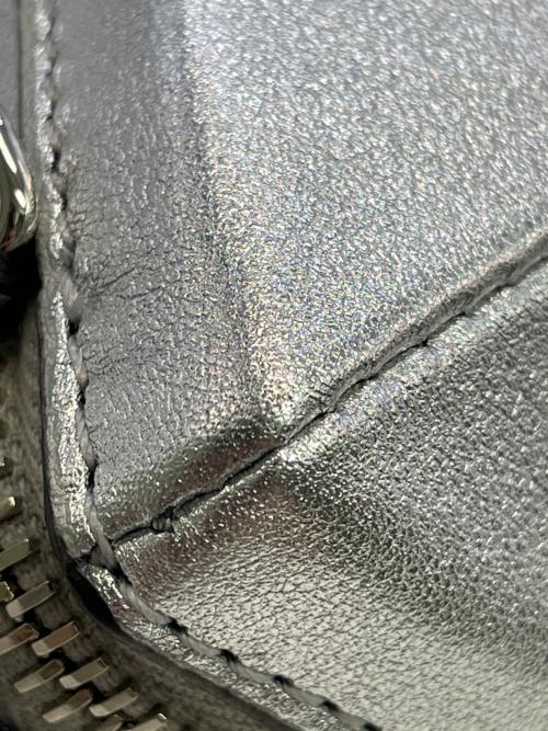 VALENTINO GARAVANI（ヴァレンティノ・ガラヴァーニ）VALENTINO GARAVANI (ヴァレンティノ・ガラヴァーニ) スタッズ型ショルダーポーチ シルバーの古着・服飾アイテム