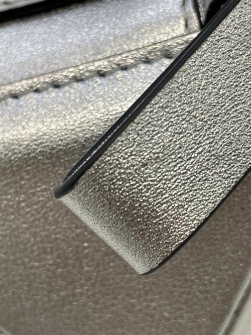 VALENTINO GARAVANI（ヴァレンティノ・ガラヴァーニ）VALENTINO GARAVANI (ヴァレンティノ・ガラヴァーニ) スタッズ型ショルダーポーチ シルバーの古着・服飾アイテム