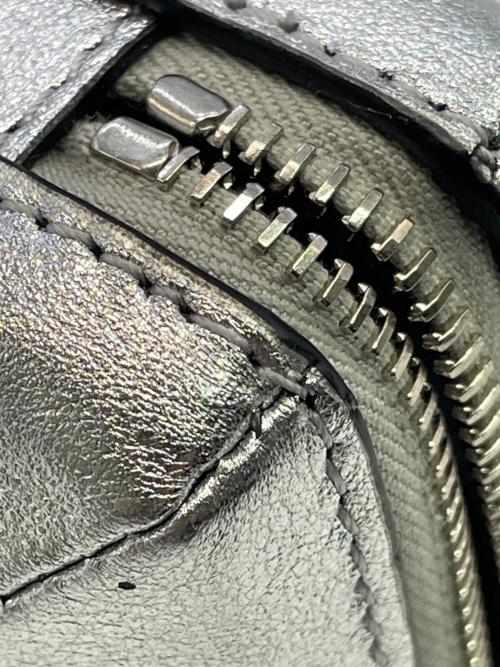 VALENTINO GARAVANI（ヴァレンティノ・ガラヴァーニ）VALENTINO GARAVANI (ヴァレンティノ・ガラヴァーニ) スタッズ型ショルダーポーチ シルバーの古着・服飾アイテム