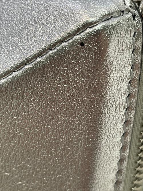 VALENTINO GARAVANI（ヴァレンティノ・ガラヴァーニ）VALENTINO GARAVANI (ヴァレンティノ・ガラヴァーニ) スタッズ型ショルダーポーチ シルバーの古着・服飾アイテム