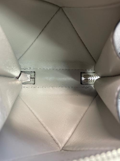 VALENTINO GARAVANI（ヴァレンティノ・ガラヴァーニ）VALENTINO GARAVANI (ヴァレンティノ・ガラヴァーニ) スタッズ型ショルダーポーチ シルバーの古着・服飾アイテム