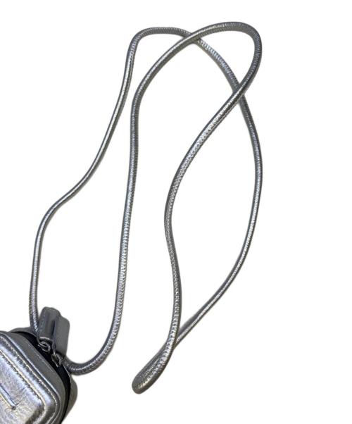 objects.io（オブジェクトアイオー）objects.io (オブジェクトアイオー) ストラップ付マイクロバッグ シルバーの古着・服飾アイテム