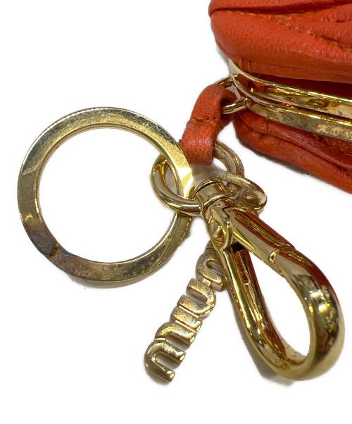 MIU MIU（ミュウミュウ）MIU MIU (ミュウミュウ) マテラッセ チャーム オレンジの古着・服飾アイテム