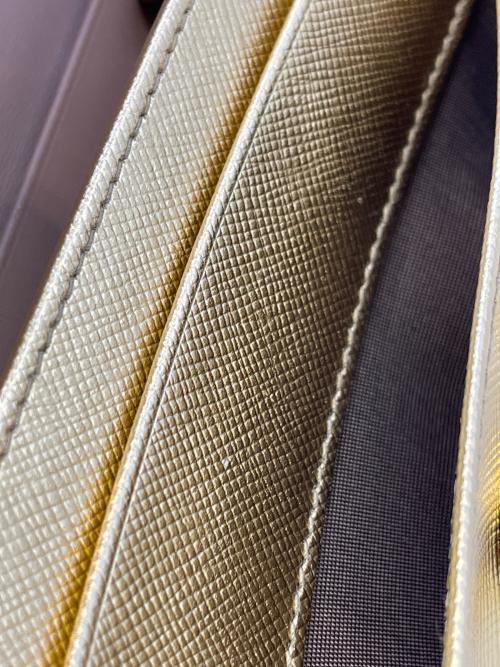 PRADA（プラダ）PRADA (プラダ) 長財布 ゴールドの古着・服飾アイテム