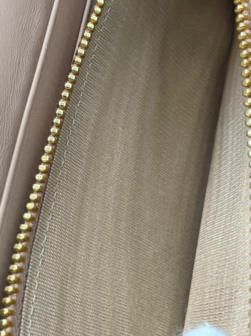 PRADA（プラダ）PRADA (プラダ) 長財布 ゴールドの古着・服飾アイテム