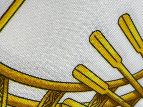 HERMES（エルメス）HERMES (エルメス) スカーフ レッド×ホワイトの古着・服飾アイテム