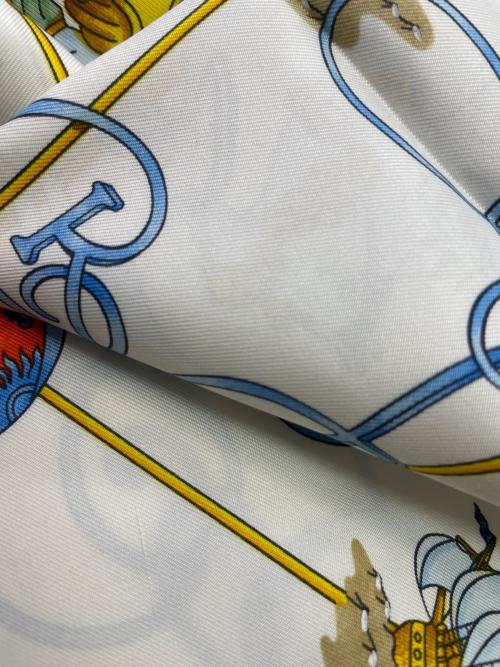 HERMES（エルメス）HERMES (エルメス) スカーフ レッド×ホワイトの古着・服飾アイテム