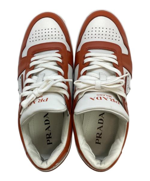 PRADA（プラダ）PRADA (プラダ) ダウンタウンレザースニーカー ホワイト×オレンジ サイズ:SIZE 7 1/2の古着・服飾アイテム