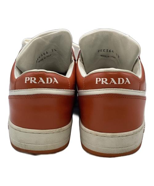 PRADA（プラダ）PRADA (プラダ) ダウンタウンレザースニーカー ホワイト×オレンジ サイズ:SIZE 7 1/2の古着・服飾アイテム