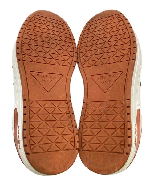 PRADA（プラダ）PRADA (プラダ) ダウンタウンレザースニーカー ホワイト×オレンジ サイズ:SIZE 7 1/2の古着・服飾アイテム
