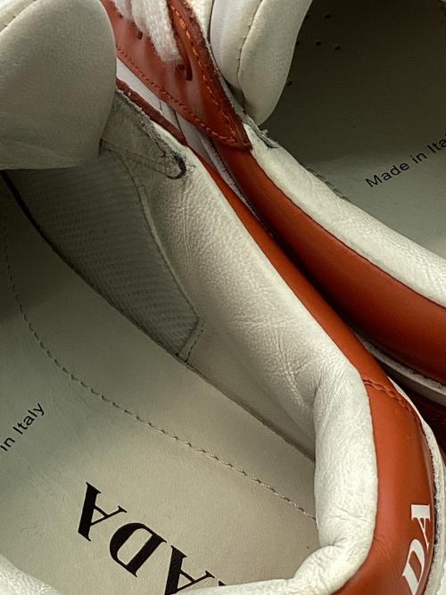 PRADA（プラダ）PRADA (プラダ) ダウンタウンレザースニーカー ホワイト×オレンジ サイズ:SIZE 7 1/2の古着・服飾アイテム