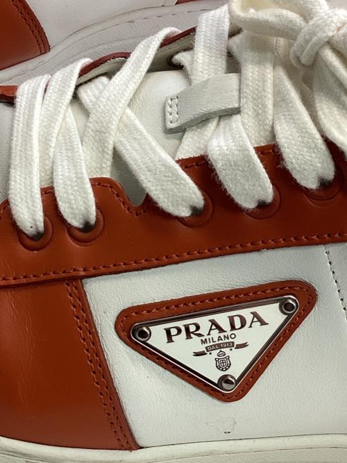 PRADA（プラダ）PRADA (プラダ) ダウンタウンレザースニーカー ホワイト×オレンジ サイズ:SIZE 7 1/2の古着・服飾アイテム