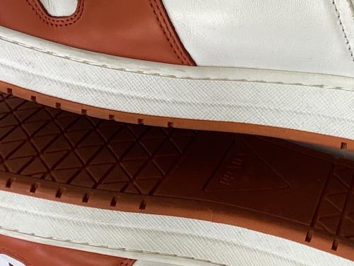 PRADA（プラダ）PRADA (プラダ) ダウンタウンレザースニーカー ホワイト×オレンジ サイズ:SIZE 7 1/2の古着・服飾アイテム