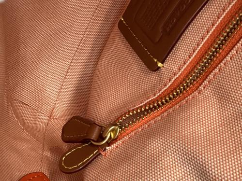 COACH（コーチ）COACH (コーチ) ソーホーバッグ ベージュ×オレンジの古着・服飾アイテム