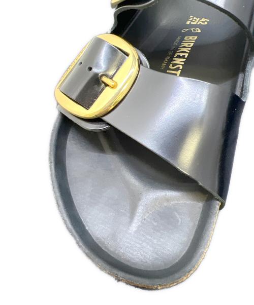 BIRKENSTOCK（ビルケンシュトック）BIRKENSTOCK (ビルケンシュトック) バックルサンダル ブラック サイズ:27の古着・服飾アイテム