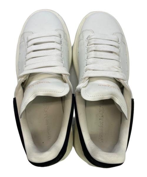 ALEXANDER McQUEEN（アレキサンダーマックイーン）ALEXANDER McQUEEN (アレキサンダーマックイーン) スニーカー ホワイト×ブラック サイズ:SIZE 42の古着・服飾アイテム