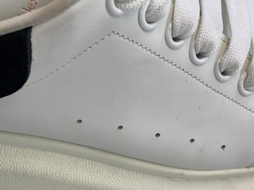 ALEXANDER McQUEEN（アレキサンダーマックイーン）ALEXANDER McQUEEN (アレキサンダーマックイーン) スニーカー ホワイト×ブラック サイズ:SIZE 42の古着・服飾アイテム
