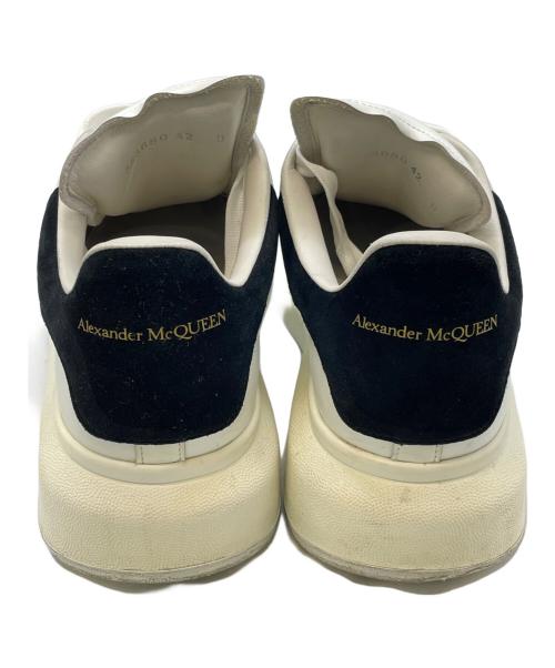 ALEXANDER McQUEEN（アレキサンダーマックイーン）ALEXANDER McQUEEN (アレキサンダーマックイーン) スニーカー ホワイト×ブラック サイズ:SIZE 42の古着・服飾アイテム
