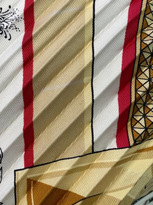 HERMES（エルメス）HERMES (エルメス) プリーツスカーフ レッド×アイボリーの古着・服飾アイテム