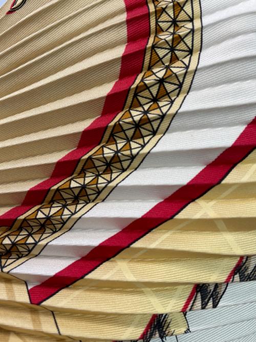 HERMES（エルメス）HERMES (エルメス) プリーツスカーフ レッド×アイボリーの古着・服飾アイテム