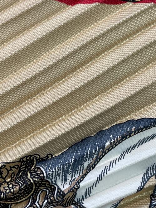 HERMES（エルメス）HERMES (エルメス) プリーツスカーフ レッド×アイボリーの古着・服飾アイテム