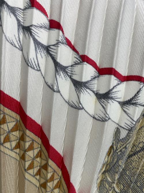 HERMES（エルメス）HERMES (エルメス) プリーツスカーフ レッド×アイボリーの古着・服飾アイテム