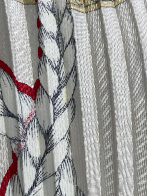 HERMES（エルメス）HERMES (エルメス) プリーツスカーフ レッド×アイボリーの古着・服飾アイテム