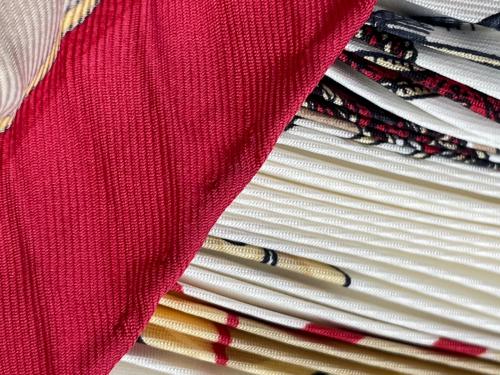 HERMES（エルメス）HERMES (エルメス) プリーツスカーフ レッド×アイボリーの古着・服飾アイテム