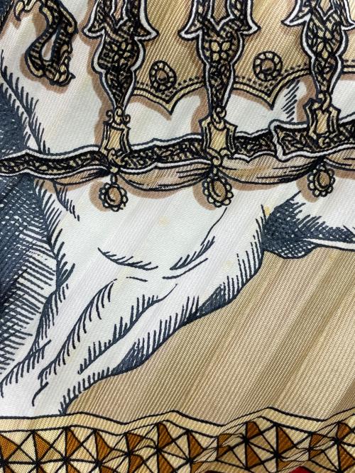 HERMES（エルメス）HERMES (エルメス) プリーツスカーフ レッド×アイボリーの古着・服飾アイテム