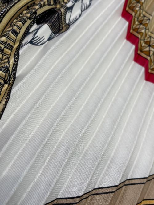 HERMES（エルメス）HERMES (エルメス) プリーツスカーフ レッド×アイボリーの古着・服飾アイテム