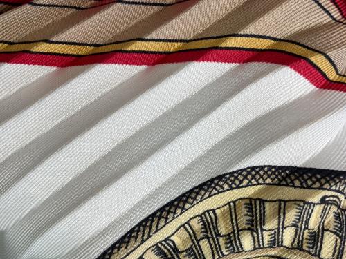 HERMES（エルメス）HERMES (エルメス) プリーツスカーフ レッド×アイボリーの古着・服飾アイテム