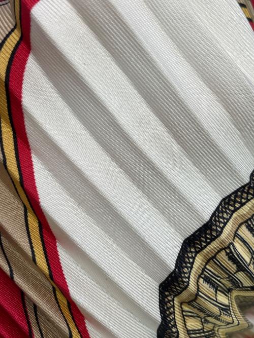 HERMES（エルメス）HERMES (エルメス) プリーツスカーフ レッド×アイボリーの古着・服飾アイテム