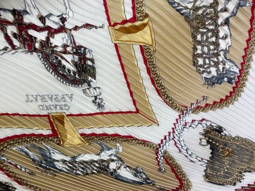 HERMES（エルメス）HERMES (エルメス) プリーツスカーフ レッド×アイボリーの古着・服飾アイテム