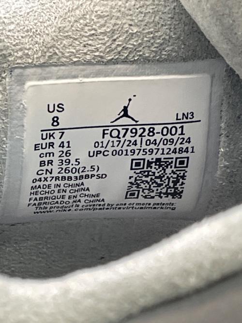 NIKE（ナイキ）NIKE (ナイキ) AIR JORDAN 4 RETRO SE Wet Cement グレー サイズ:cm26の古着・服飾アイテム